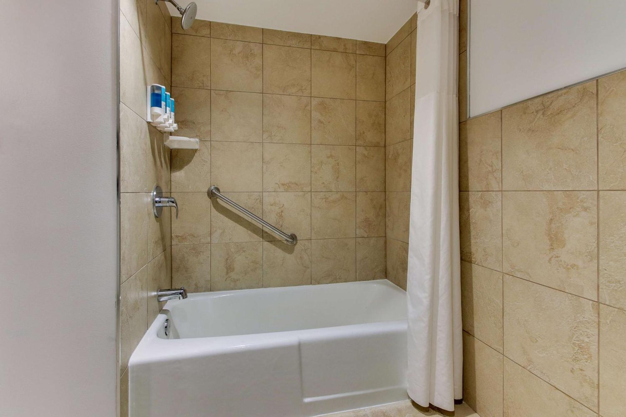 Drury Inn & Suites 포플러블러프 외부 사진