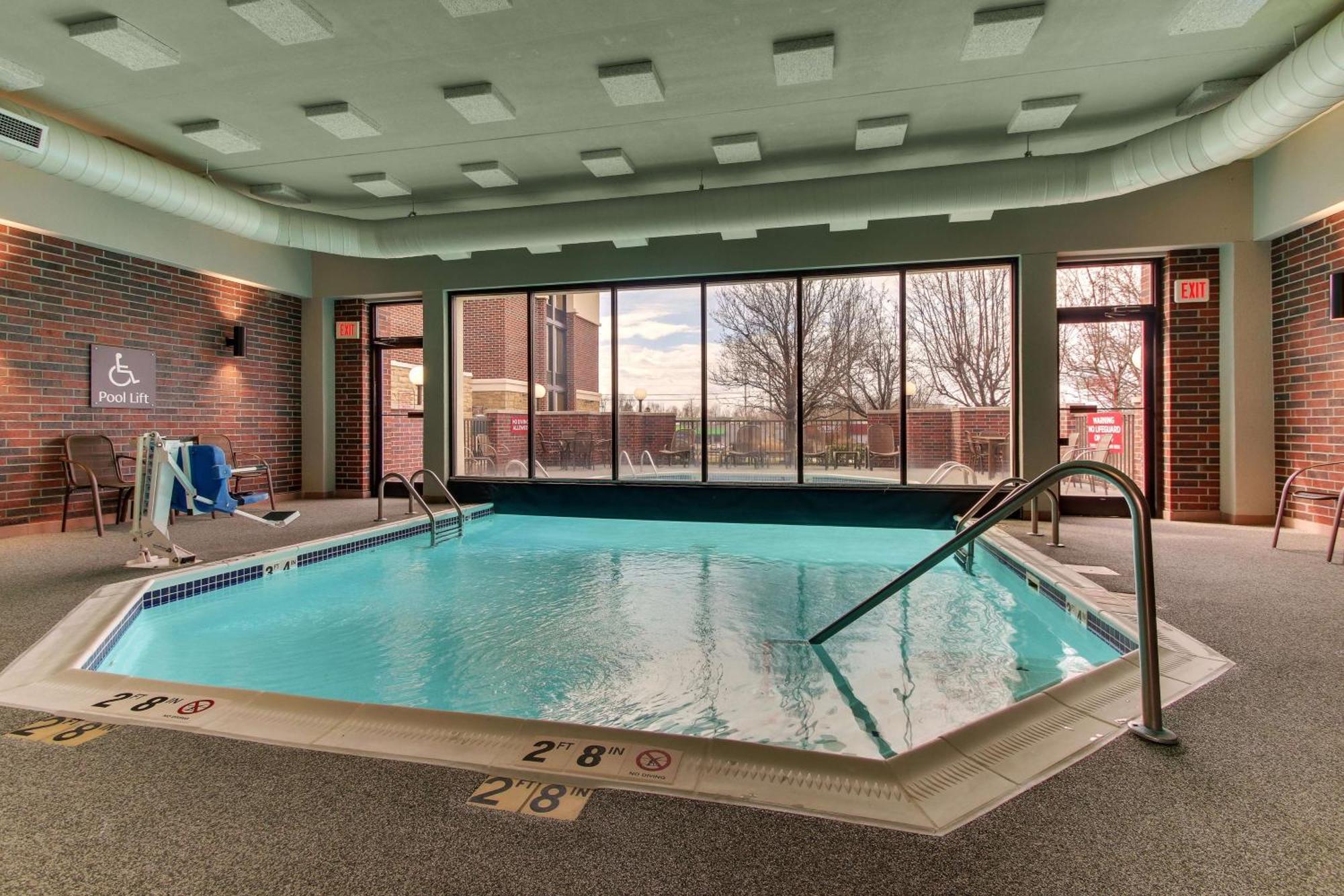 Drury Inn & Suites 포플러블러프 외부 사진