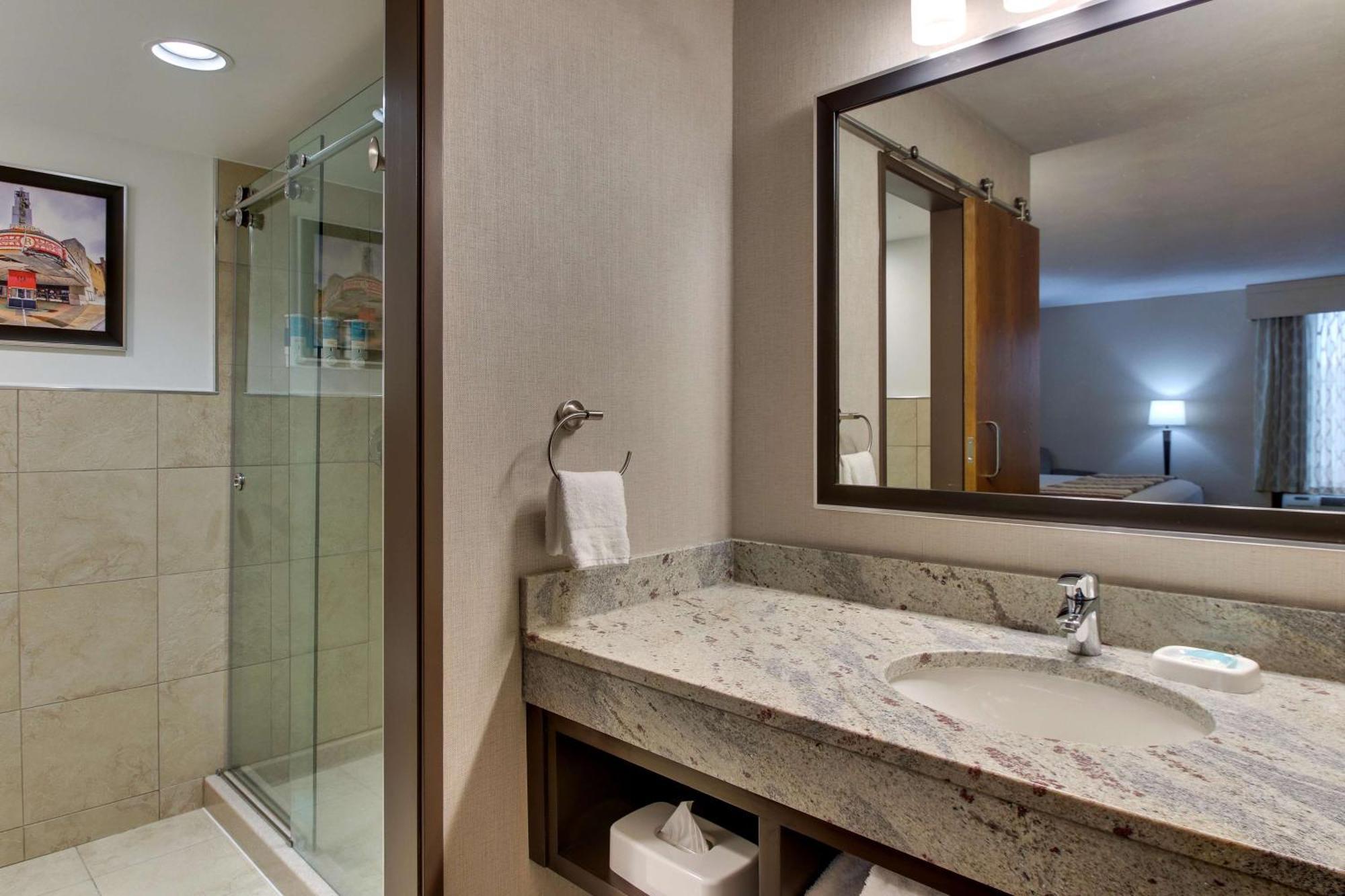 Drury Inn & Suites 포플러블러프 외부 사진